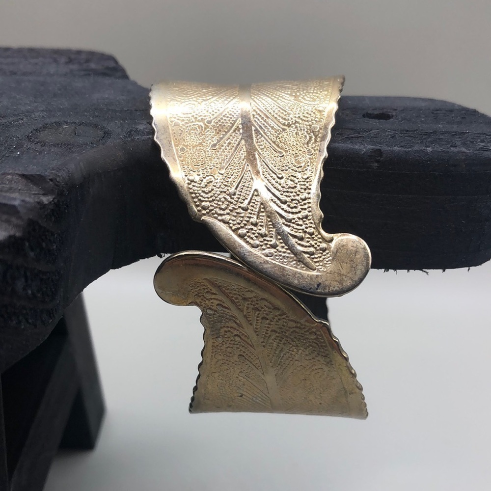 Vintage textured leafy leaf wrap look clamper hinge bracelet boho costume.